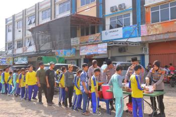 Polisi di Bandar Lampung Sajikan Ratusan Porsi Makan Bergizi Gratis Bagi Masyarakat